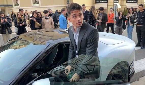 Шарль Леклер получил новый суперкар. Это Ferrari стоимостью полмиллиона евро